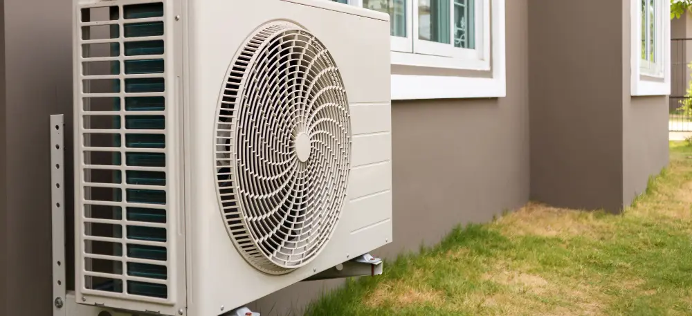 Unité extérieure de climatisation centrale installée sur une résidence à Montréal, conçue pour offrir un confort optimal durant l’été.